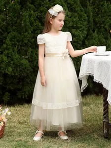 Elegante vestido de princesa para niña en tul blanco con cinturón floral y encaje fino
