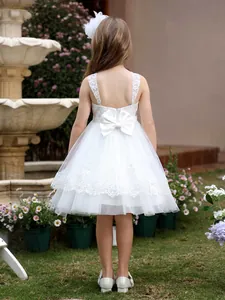 Abito da damigella bianco con grande fiocco posteriore e gonna a strati in tulle