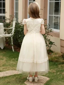 Elegante vestido de flores para niña en color crema con corpiño de encaje y falda de tul