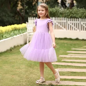 Détail d'une robe de princesse lilas pour fille avec volants et tulle multicouche