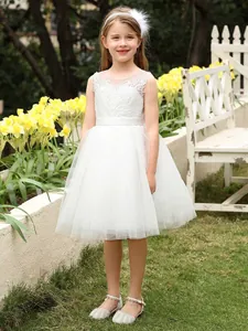 Elegante abito bianco da damigella senza maniche con pizzo e gonna in tulle multistrato