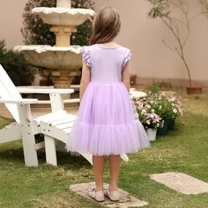 Vue arrière d'une robe de cortège en tulle violet clair dans un jardin