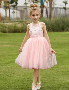 Detalle del vestido rosa para niña con bordado de encaje blanco y capas de tul suave