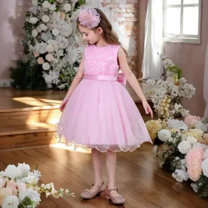 Détails des appliques florales roses et du tulle multicouche sur la robe sans manches