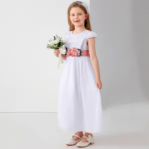 Détail du corsage en dentelle blanche et ceinture en satin rose avec fleur 3D