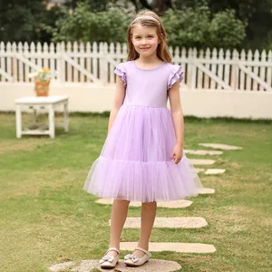 Détail d'une robe de princesse lavande pour fille avec jupe en tulle et bandeau assorti