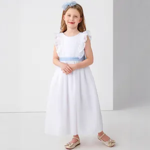 Dettaglio dell'abito da damigella bianco in pizzo con nastro blu e fascia con fiocco