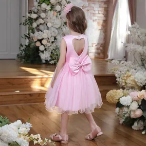 Vue détaillée du dos de la robe rose pour fille avec découpe en cœur et grand nœud