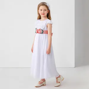 Détails de dentelle et ceinture florale rose sur une robe blanche pour fille
