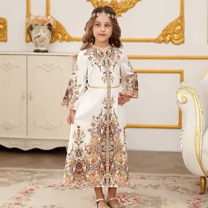 Dettaglio dell'abito Abaya bianco da bambina con stampa barocca e cintura dorata