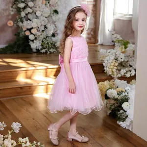 Détail de la robe en tulle rose sans manches avec corsage fleuri, ceinture satin et chaussures
