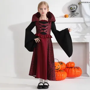 Détail du costume de vampire avec motifs de vignes rouges et manches évasées vintage