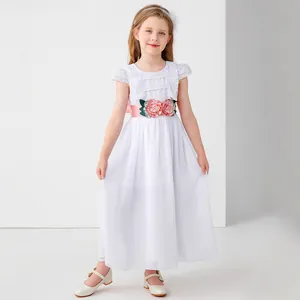 Détail de robe de cortège blanche avec dentelle délicate et fleurs roses à la taille