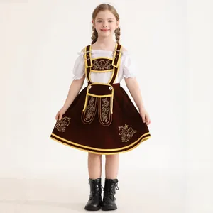 Detail eines traditionellen bayerischen Dirndls für Mädchen mit edler Pferdebestickung