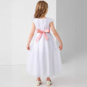 Détail du nœud en satin rose et dentelle délicate sur le dos de la robe pour fille