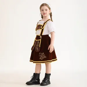 Detailaufnahme goldener Blumenstickerei auf einem dunkelbraunen Samt-Dirndl für Mädchen