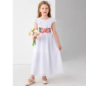 Détail de robe blanche de demoiselle d'honneur avec corsage en dentelle et fleur rose
