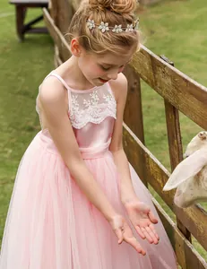Detalle del vestido rosa de niña con corpiño de satén y falda de tul en el exterior