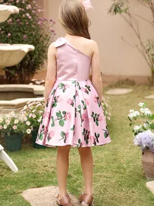 Rosa geblümtes Mädchenkleid aus Satin mit One-Shoulder-Schleife und Rosenmuster