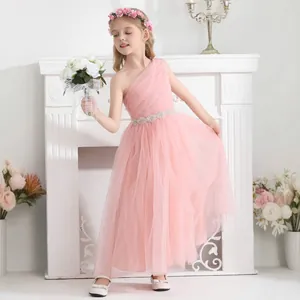 Detalle de vestido de princesa rosa para niña con corte de un hombro y cinturón de lentejuelas