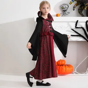 Détail du costume de vampire pour fille avec motif rouge et larges manches trompette noires
