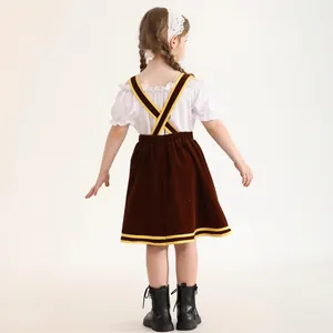 Rückansicht eines Mädchens im traditionellen Oktoberfest-Dirndl mit braunem Trägerrock