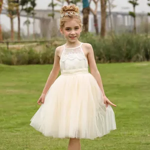 Detalle de vestido de niña con corpiño de encaje y falda de tul multicapa