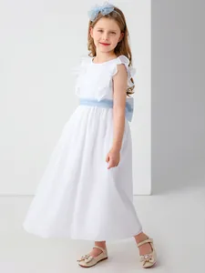 Elegante abito bianco da damigella con grande fiocco blu per cerimonie e feste formali