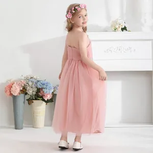 Detalle de la falda de tul rosa a capas y diseño sin mangas del vestido de niña