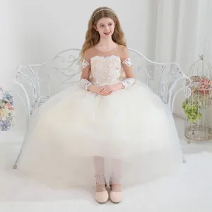 Detalle de bordado de encaje marfil y tul de capas en vestido de princesa para niñas