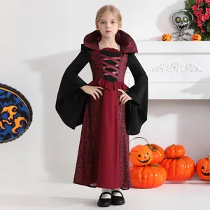 Détail de la robe de vampire pour fille avec col haut et motifs damassés rouges Halloween