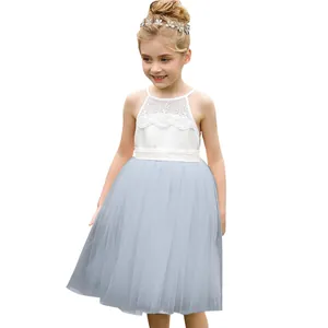 Detalle de corpiño de encaje blanco y tul gris azulado en vestido elegante para niña