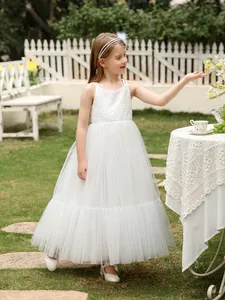 Vestido blanco de encaje y tul para niña de flores con silueta de princesa multicapa