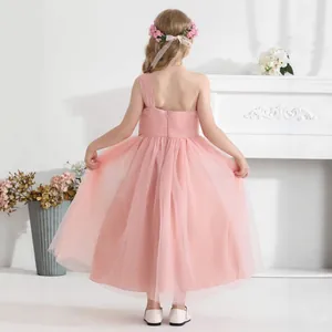 Vista trasera de un vestido de tul rosa para niña con un hombro y falda de capas suave