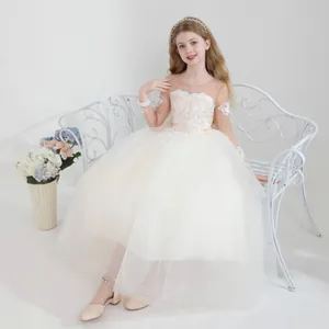Detalle de vestido de princesa con encaje bordado y falda de malla para niñas y fiestas