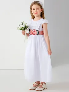 Robe de demoiselle d'honneur blanche en dentelle avec ceinture fleurie rose et bandeau