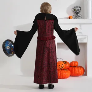 Détail du costume de vampire pour enfant avec col montant et manches trompette gothiques