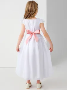 Robe de cortège en dentelle blanche avec nœud en soie rose et détails au dos pour fille