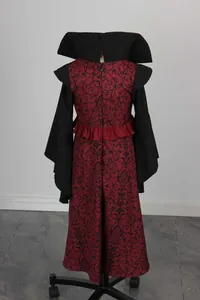 Détail de la robe de vampire montrant le motif gothique, le col montant et le zip dos