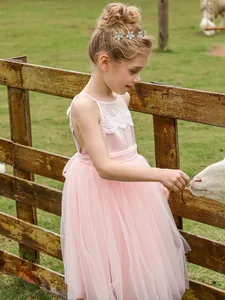 Vestido rosa de niña de flores sin mangas con corpiño de encaje y falda de tul a capas