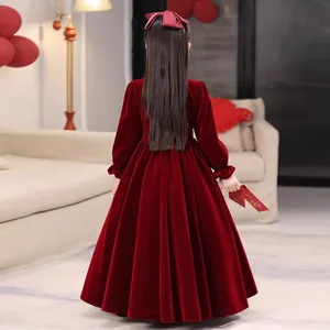 Achteraanzicht van een meisjes fluwelen prinsessenjurk in bordeauxrood met strik detail