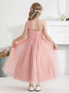 Vista trasera del vestido de fiesta rosa de un hombro para niña con tul y cremallera oculta