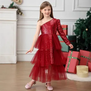 Détail de robe à paillettes rouges pour filles avec jupe en tulle et allure de fête