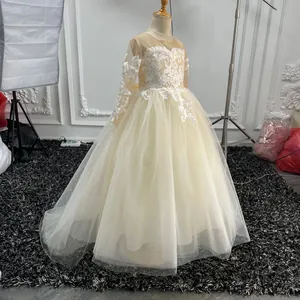 Bordados detallados en vestido de princesa champán para niñas en fiestas y bodas elegantes
