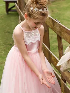 Vestido rosa de niña de flores sin mangas con corpiño de encaje y falda de malla en capas