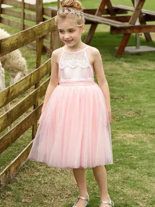 Vestido de niña de flores rosa claro en tul con bordado floral y tirantes finos