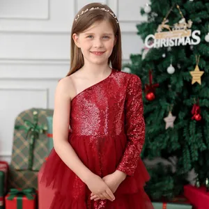Détail de la robe de princesse en tulle à paillettes rouges avec bandeau de perles de fête