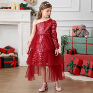 Détail de robe de princesse rouge à paillettes et tulle avec ourlet asymétrique de Noël