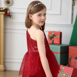 Détail d'une robe rouge à paillettes et tulle multicouche pour fête de jeune fille