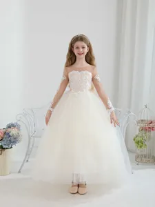 Elegante vestido de niña de flores en color marfil con encaje de manga larga y tul multicapa